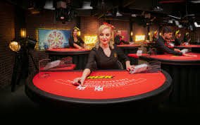 K2Game မြန်မာ ကစားသူများ မိုဘိုင်းဖြင့် Slots ဂိမ်းကစားနေသည့် ပုံ